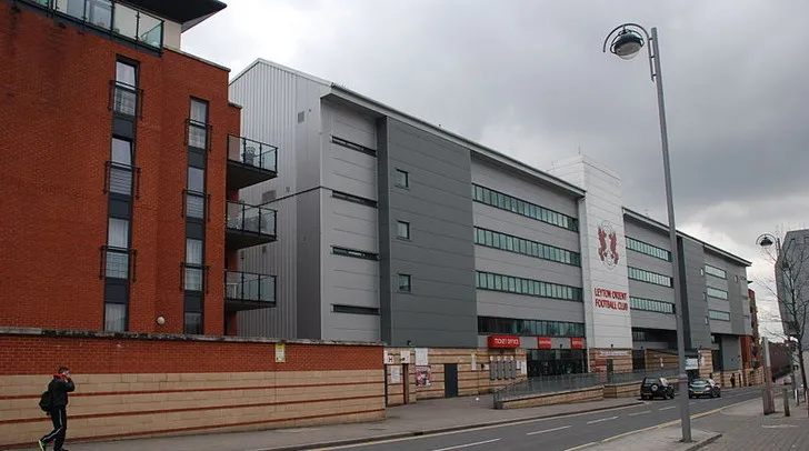Lối vào chính sân Brisbane Road, cổng chào đón CĐV đến với mái nhà của Leyton Orient