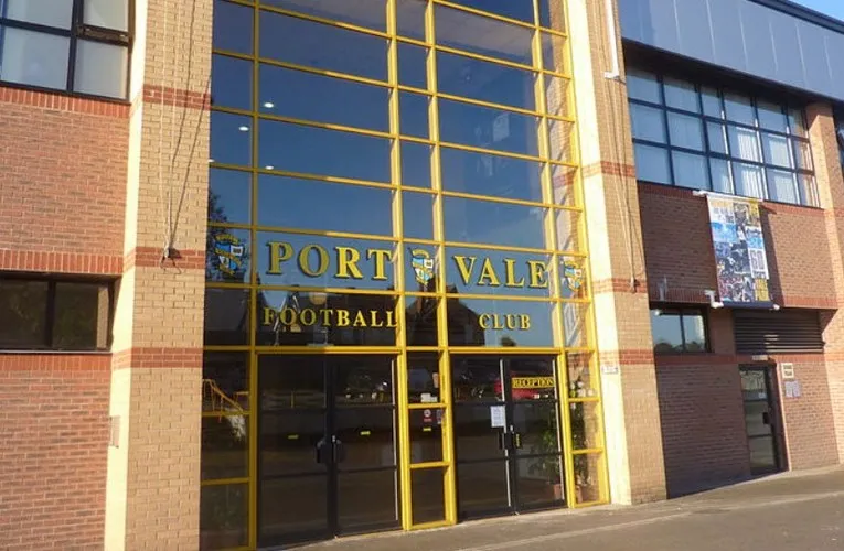Lối vào chính sân Vale Park, cánh cổng dẫn vào thế giới Port Vale
