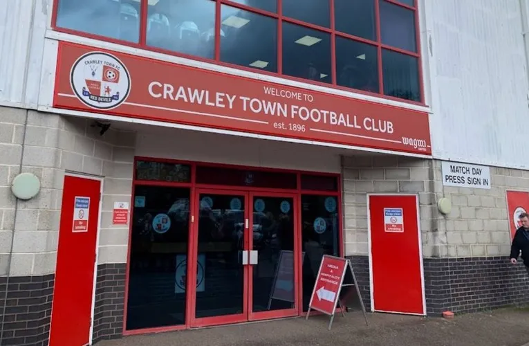 Lối vào chính sân vận động Broadfield Crawley, đón chào những bước chân lặng lẽ của người hâm mộ