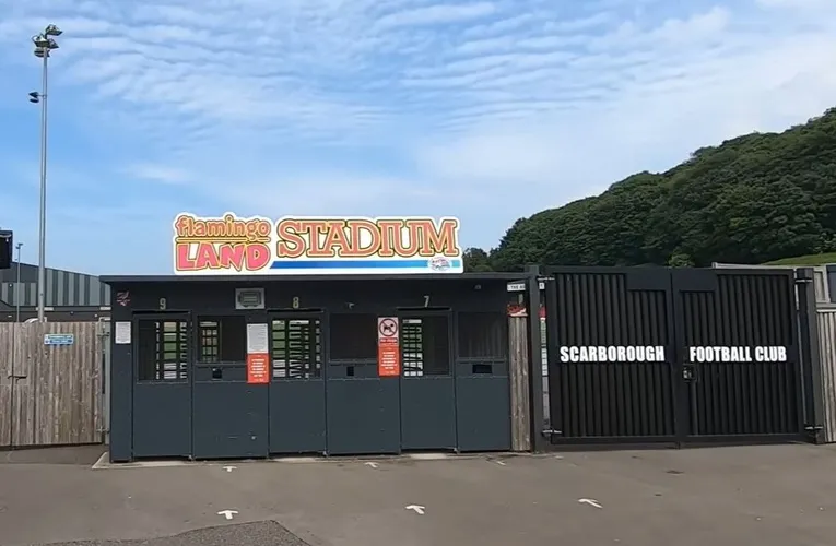 Lối vào giản dị của sân vận động Scarborough Sports Village, nơi bắt đầu mỗi cuộc hành trình bóng đá