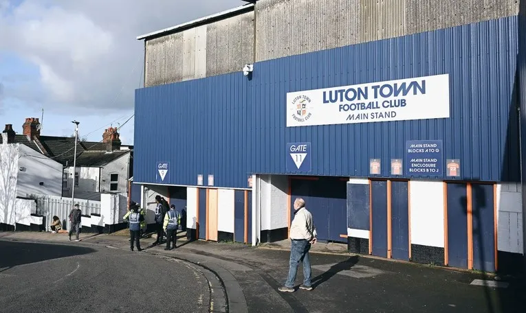Lối vào khán đài chính của sân Kenilworth Road, một phần kiến trúc cổ kính của thánh địa Luton Town