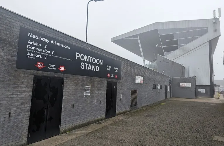 Lối vào khán đài Pontoon tại Blundell Park, một biểu tượng của sân nhà Grimsby Town
