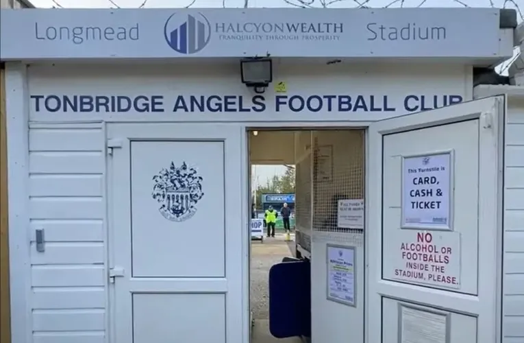Lối vào Longmead Stadium, cánh cổng mở ra thế giới bóng đá địa phương Anh
