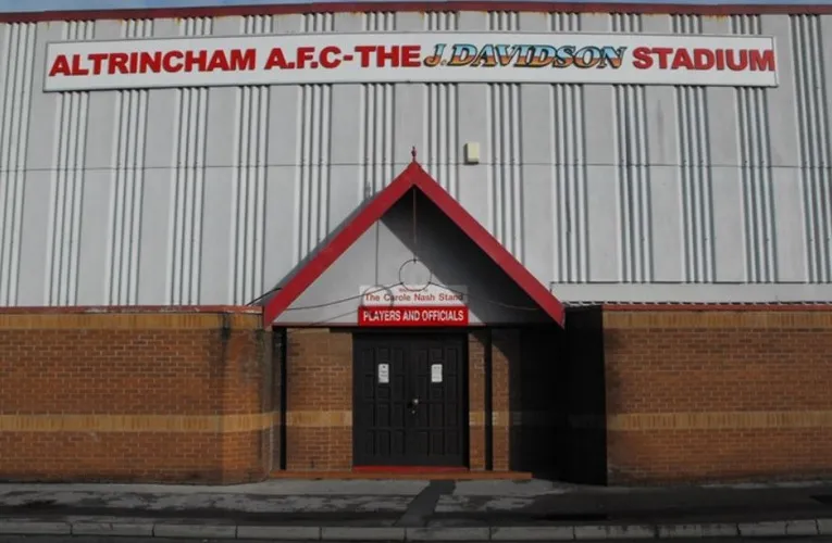 Lối vào sân dành cho cầu thủ tại J Davidson Stadium, cổng bước vào thế giới bóng đá truyền thống của Altrincham FC.