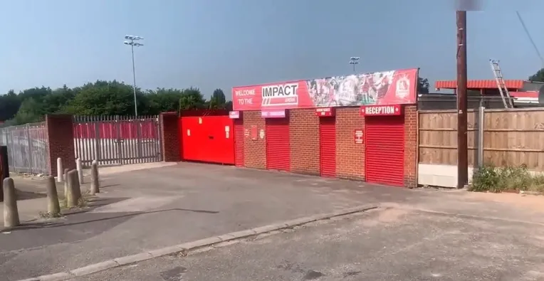 Lối vào sân Impact Arena, cánh cổng dẫn đến những chiều Chủ Nhật của Alfreton Town