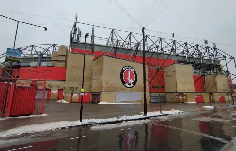 Lối vào sân The Valley Stadium với kiến trúc cổ kính và biển hiệu Charlton Athletic FC