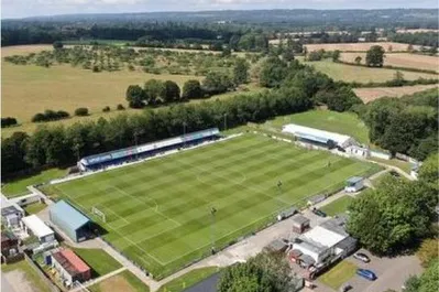 Longmead Stadium nhìn từ trên cao, biểu tượng của CLB Tonbridge Angels và lịch sử bóng đá Anh