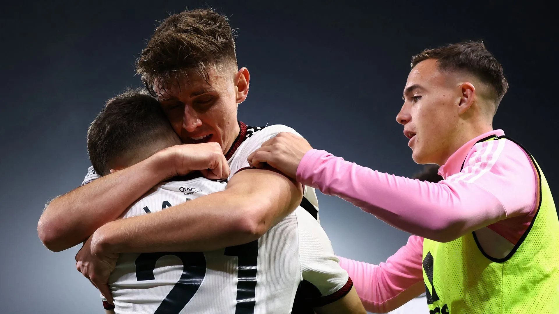 Luke Harris cùng đồng đội Tom Cairney trong trận đấu của Fulham