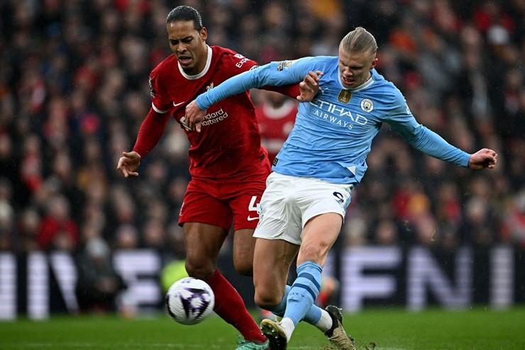 Khoảnh khắc Sadio Mane nhận thẻ đỏ trong trận đấu Manchester City 5-0 Liverpool năm 2017, một điểm nhấn quan trọng của trận đấu.
