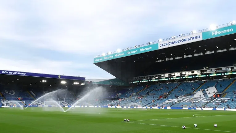 Mặt cỏ Elland Road được tưới nước, chuẩn bị cho những trận cầu nảy lửa của Leeds United.