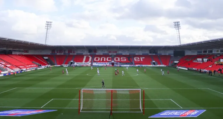 Mặt cỏ xanh mướt của sân Eco-Power Stadium, chờ đợi những pha bóng đẹp.