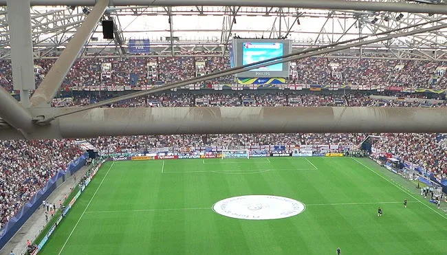 Mặt cỏ xanh mướt của Veltins-Arena nhìn từ trên cao, sẵn sàng cho những trận cầu đỉnh cao của đội bóng Schalke 04