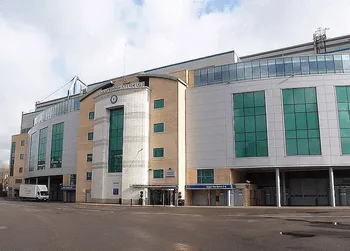 Mặt ngoài sân Stamford Bridge rực rỡ dưới ánh hoàng hôn, biểu tượng của Chelsea FC