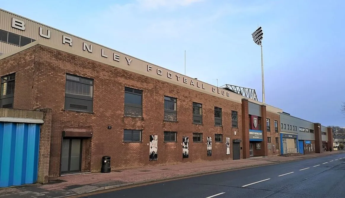 Mặt ngoài sân Turf Moor trên con đường Harry Potts Way lịch sử