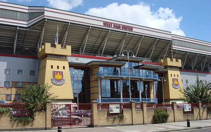 Mặt tiền bên ngoài hoành tráng của sân vận động Boleyn Ground, Upton Park