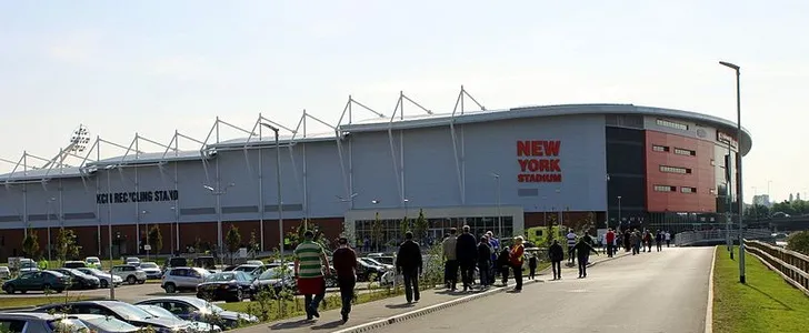 Mặt tiền New York Stadium rạng rỡ dưới ánh nắng, biểu tượng mới của lòng kiên trì của Rotherham United