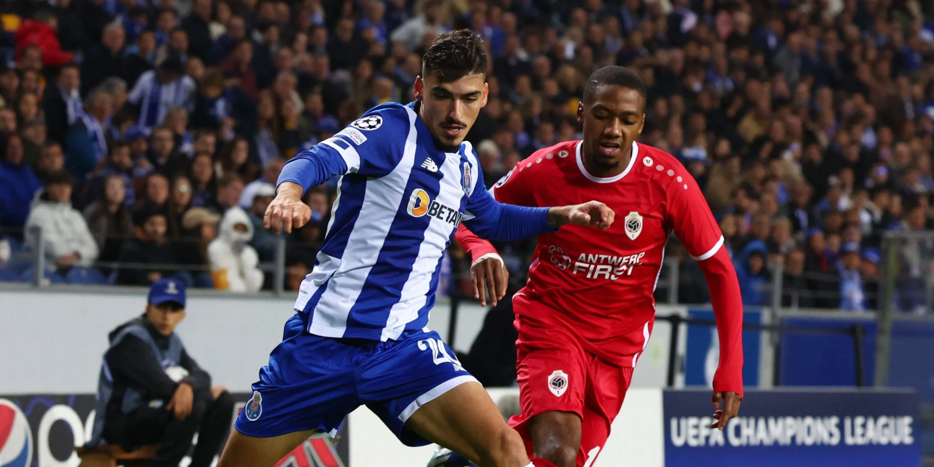 Michel-Ange Balikwisha trong màu áo Royal Antwerp, mục tiêu chuyển nhượng của Celtic
