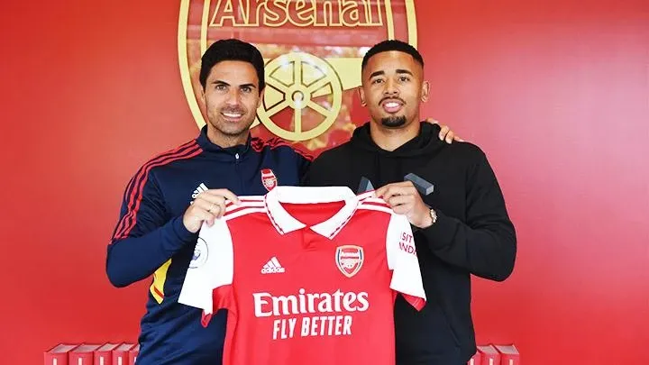 Mikel Arteta đang chỉ đạo các cầu thủ Arsenal trong quá trình tái thiết đội bóng với những chiến thuật mới