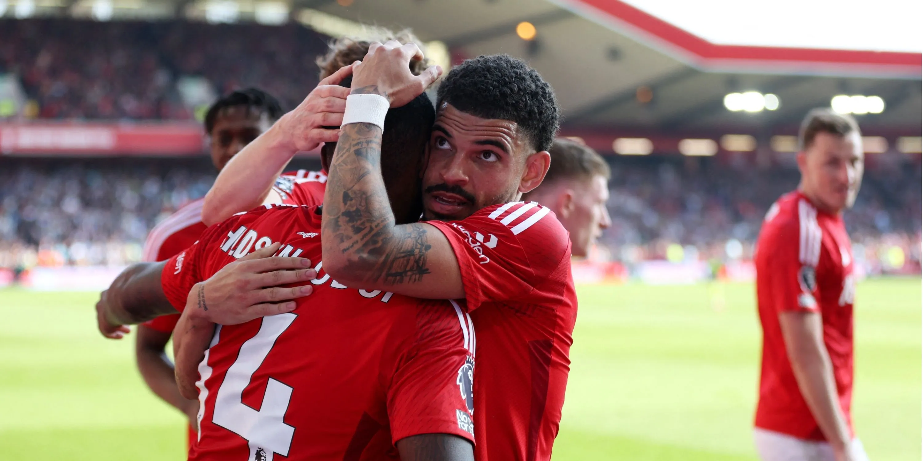 Morgan Gibbs-White cùng Hudson-Odoi của Nottingham Forest, khoảnh khắc giao tiếp trên sân.