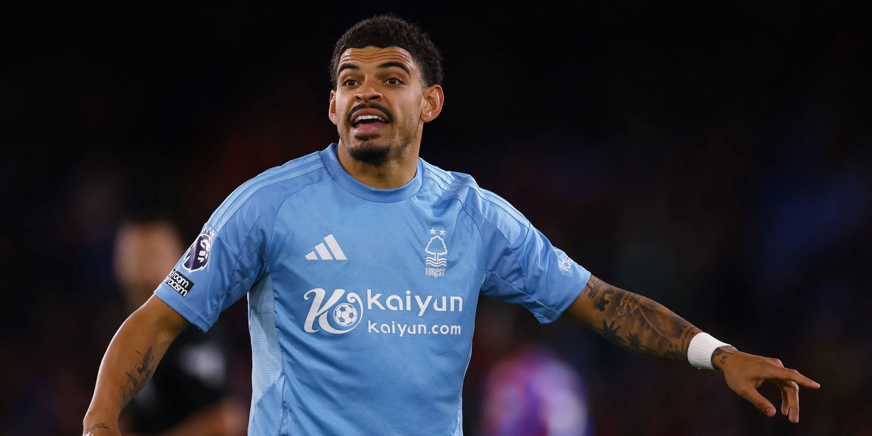 Morgan Gibbs-White trong màu áo Nottingham Forest, biểu cảm tiếc nuối trên sân.