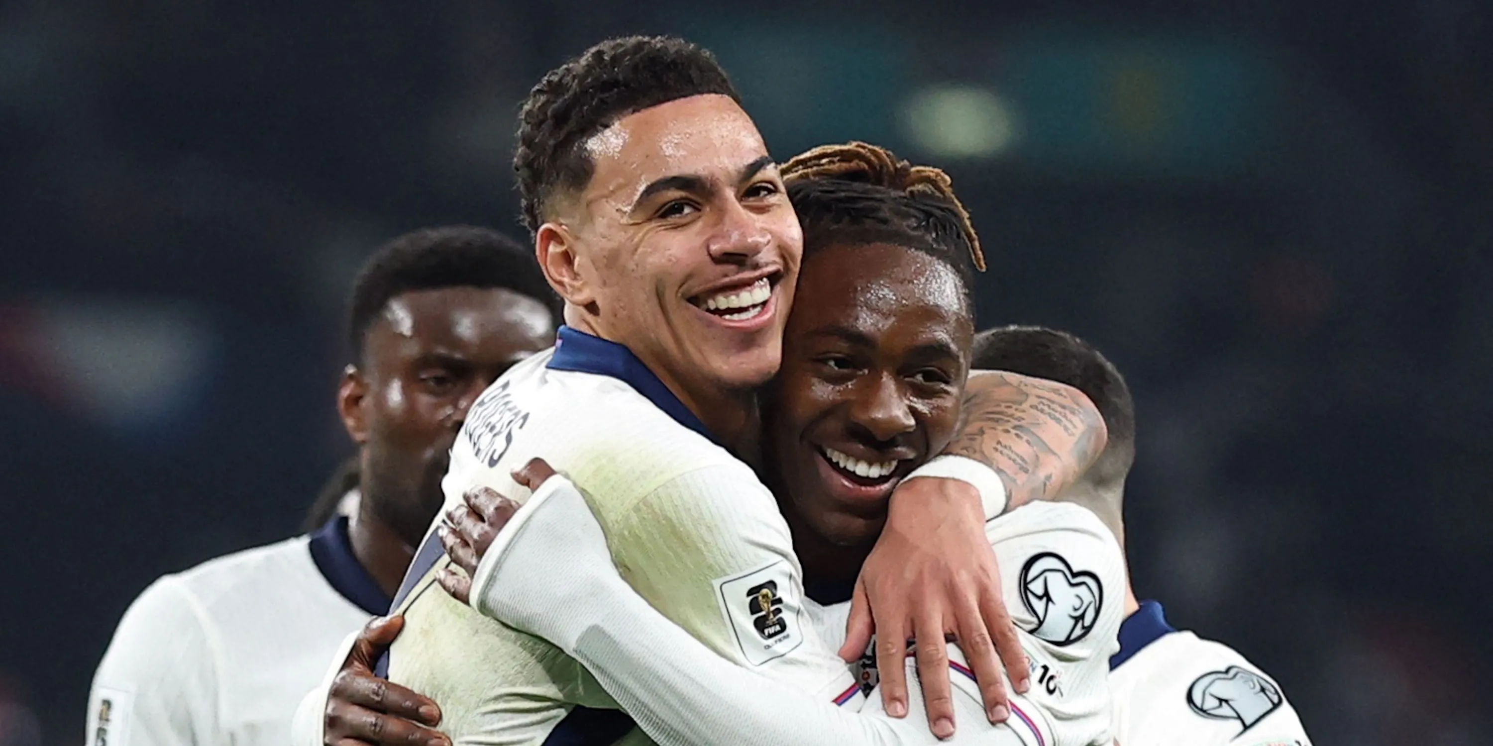 Morgan Rogers, cầu thủ của Aston Villa và đội tuyển Anh, ăn mừng bàn thắng cùng đồng đội, cho thấy tiềm năng và khả năng đóng góp vào lối chơi tấn công, mục tiêu hàng đầu của Chelsea.