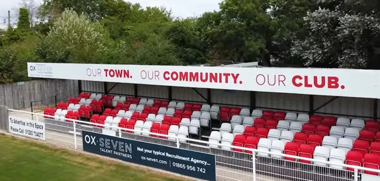 Một góc khán đài có mái che của St James Park Brackley, che chở những niềm hy vọng nhỏ nhoi ngày mưa gió.