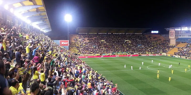 Một góc khán đài El Madrigal (Estadio de la Ceramica) yên bình trước trận đấu, chờ đợi người hâm mộ.