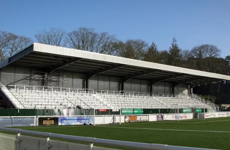 Một góc khán đài sau khung thành tại sân Gallagher Stadium, biểu tượng của sự đổi mới