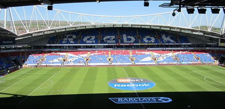 Một góc khán đài vững chãi tại Toughsheet Community Stadium, nơi những khán giả vẫn bền bỉ cổ vũ Bolton Wanderers qua bao mùa giải.