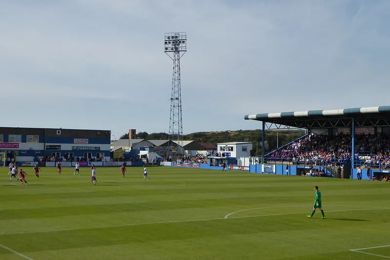 Một góc sân Holker Street trong ngày diễn ra trận đấu của Barrow AFC, tràn ngập không khí bóng đá