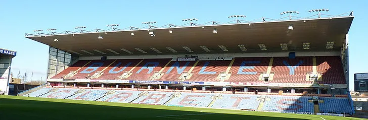 Một khán đài tại Turf Moor, nơi lịch sử Burnley được khắc ghi