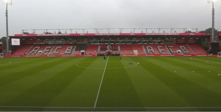 Một khán đài tại Vitality Stadium, nơi những giấc mơ thăng hoa và đổ vỡ.