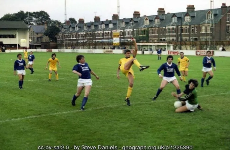 Một khoảnh khắc trận đấu của Oxford City FC năm 1981, gợi nhớ ký ức về thời gian đã qua trên sân cỏ