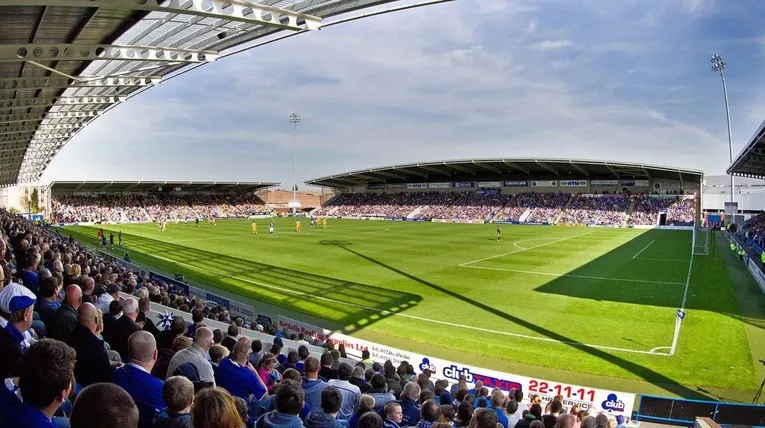 Ngày diễn ra trận đấu tại sân SMH Group Stadium, cổ động viên Chesterfield FC tập trung đông đảo.