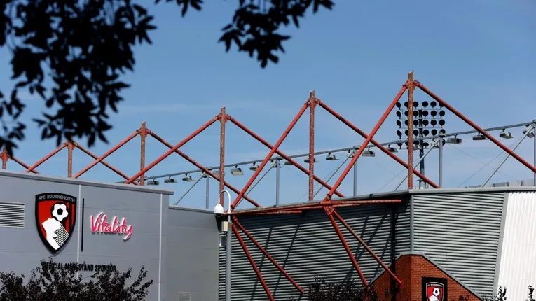 Ngoại cảnh sân Vitality Stadium, cổng vào dẫn lối đến những trận cầu đỉnh cao Premier League.