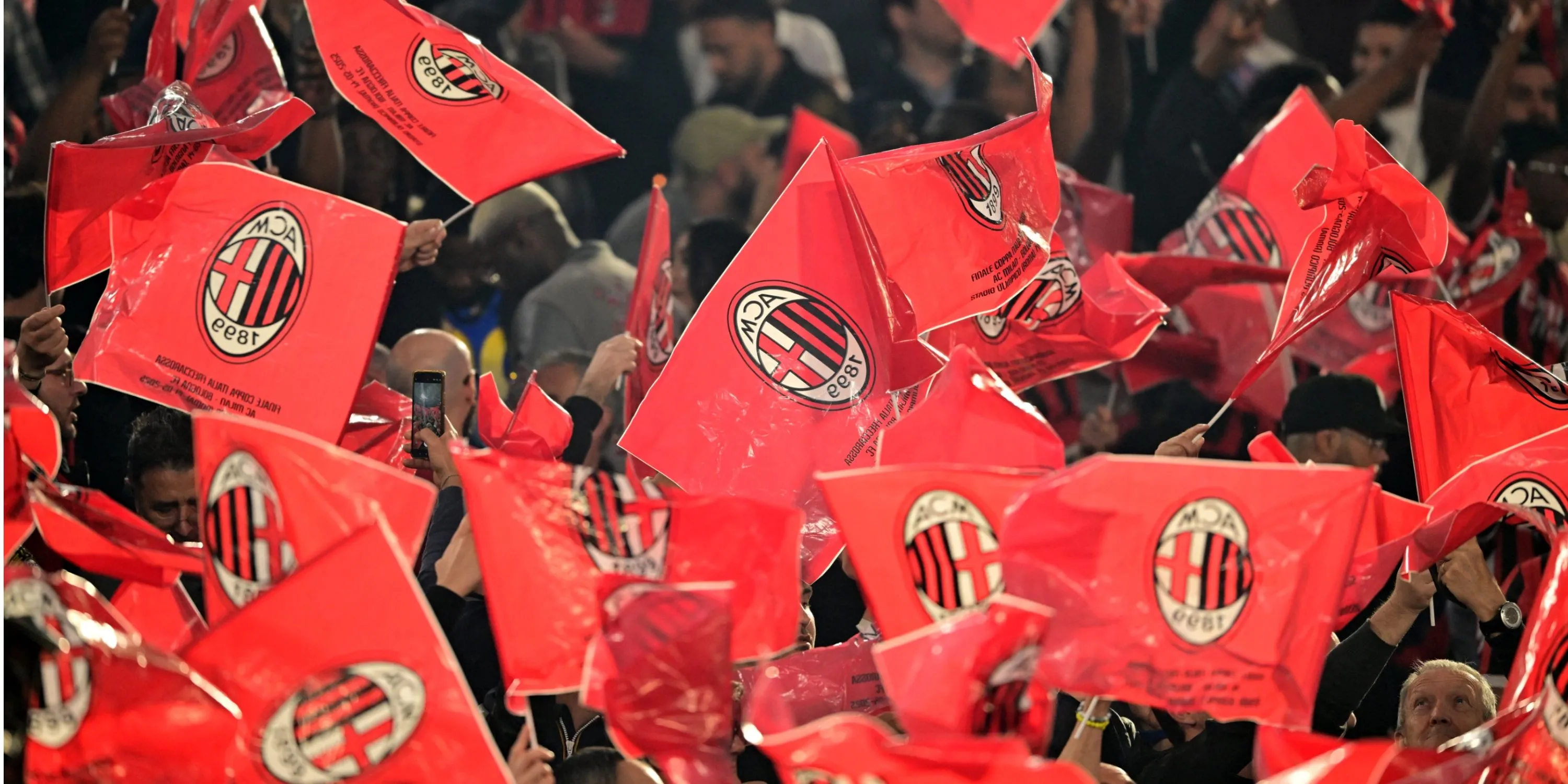 Người hâm mộ AC Milan vẫy cờ trên khán đài, thể hiện niềm đam mê cuồng nhiệt với bóng đá