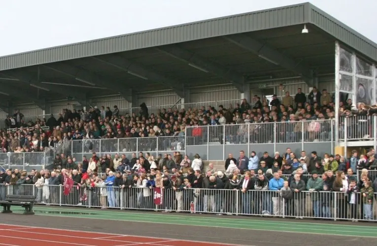 Người hâm mộ Chelmsford City trên khán đài sân Melbourne, một khoảnh khắc tĩnh lặng