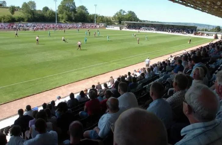 Người hâm mộ Forest Green Rovers cuồng nhiệt trên khán đài The New Lawn