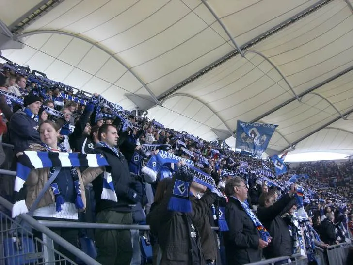 Người hâm mộ Hamburg SV với khăn quàng cổ, nồng nhiệt trên khán đài Volksparkstadion