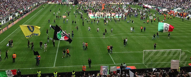 Người hâm mộ Juventus cuồng nhiệt trên khán đài Allianz Stadium