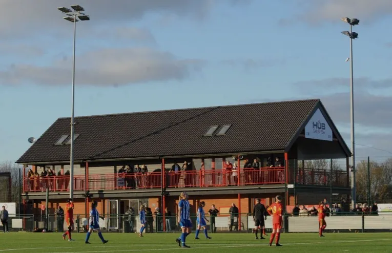 Người hâm mộ Needham Market lặng lẽ dõi theo trận đấu từ khán đài Bloomfields, một khoảnh khắc gắn kết của cộng đồng.