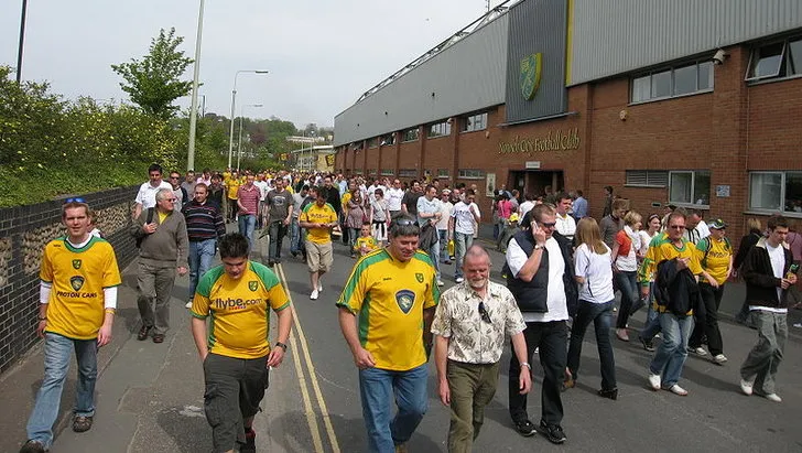 Người hâm mộ Norwich City tấp nập trên đường tiến vào sân Carrow Road trước trận đấu.