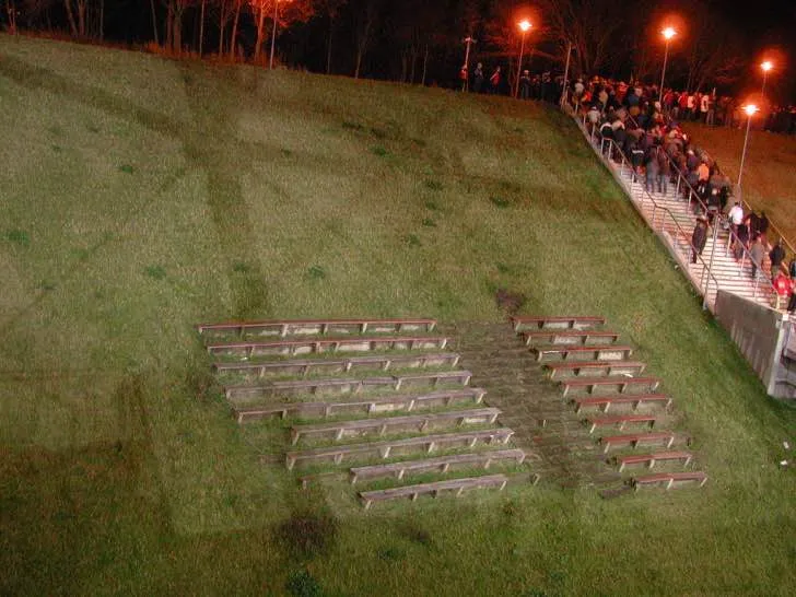 Những bậc thang và hàng ghế cũ của sân vận động Zentralstadion, nơi thời gian đã in hằn.