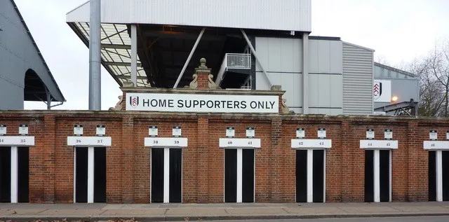 Những cổng quay cổ kính tại lối vào sân Craven Cottage, nơi mỗi người hâm mộ bắt đầu hành trình của mình.