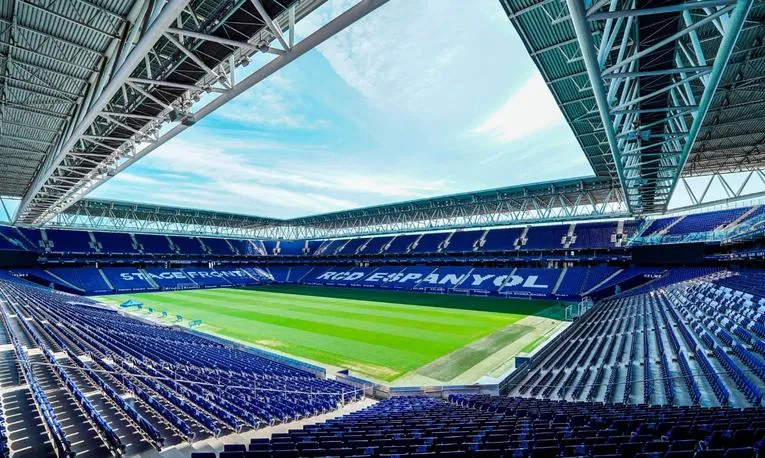 Những hàng ghế xanh trắng tại sân RCDE, chờ đợi những trái tim hâm mộ Espanyol đến lấp đầy.