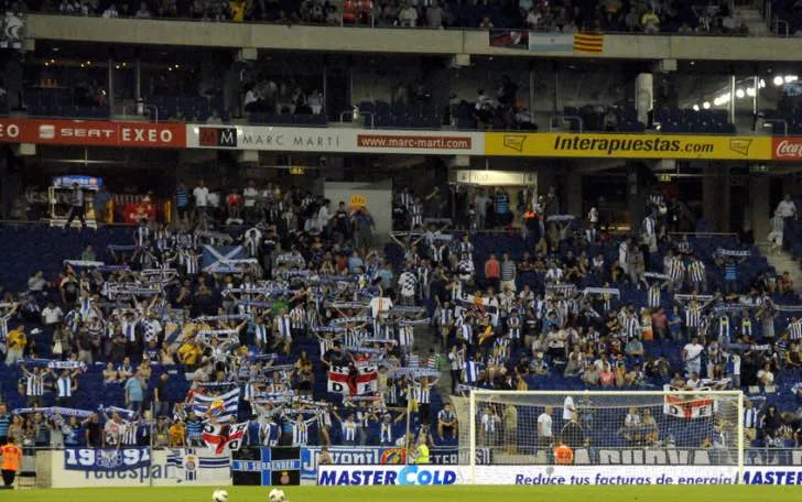 Những người hâm mộ Espanyol dõi theo trận đấu từ khán đài, chia sẻ khoảnh khắc thăng trầm của đội bóng.