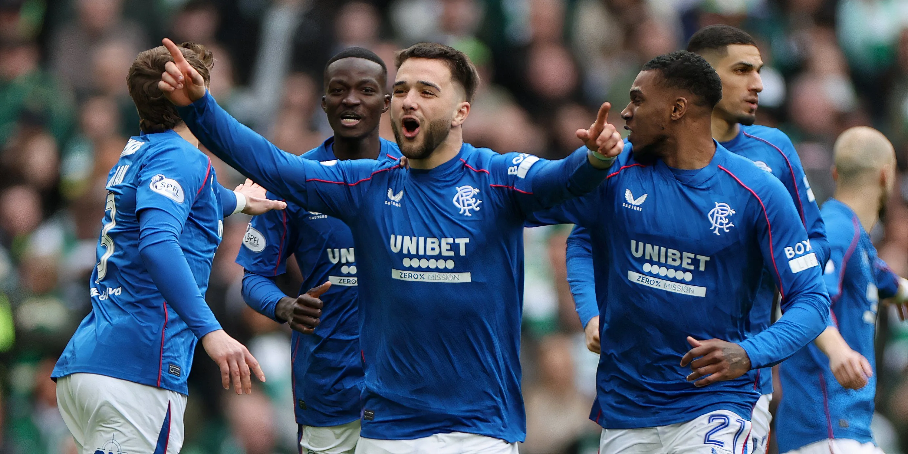 Nicolas Raskin tranh bóng trong trận đấu giữa Rangers và Celtic, biểu tượng cho nỗ lực không ngừng của anh.
