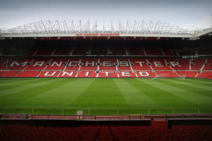 Nội thất khu vực khán đài tại Old Trafford, với hàng ghế đỏ biểu tượng của Quỷ Đỏ