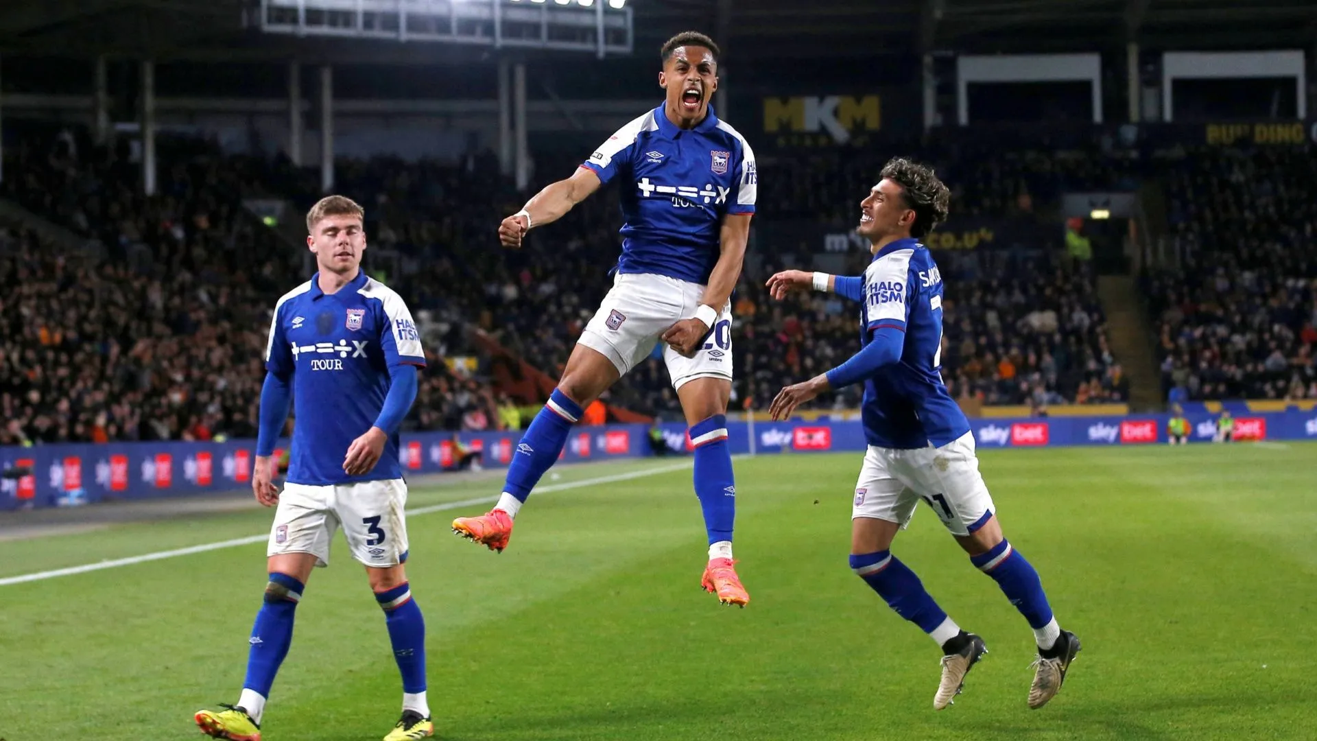 Omari Hutchinson ăn mừng bàn thắng, cầu thủ trẻ tiềm năng của Ipswich Town