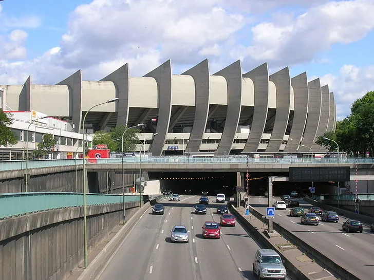 Parc des Princes nhìn từ con đường bên ngoài, một biểu tượng kiến trúc giữa lòng Paris